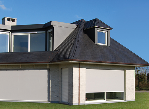 Opbouwscreens zonwering buiten beige villa