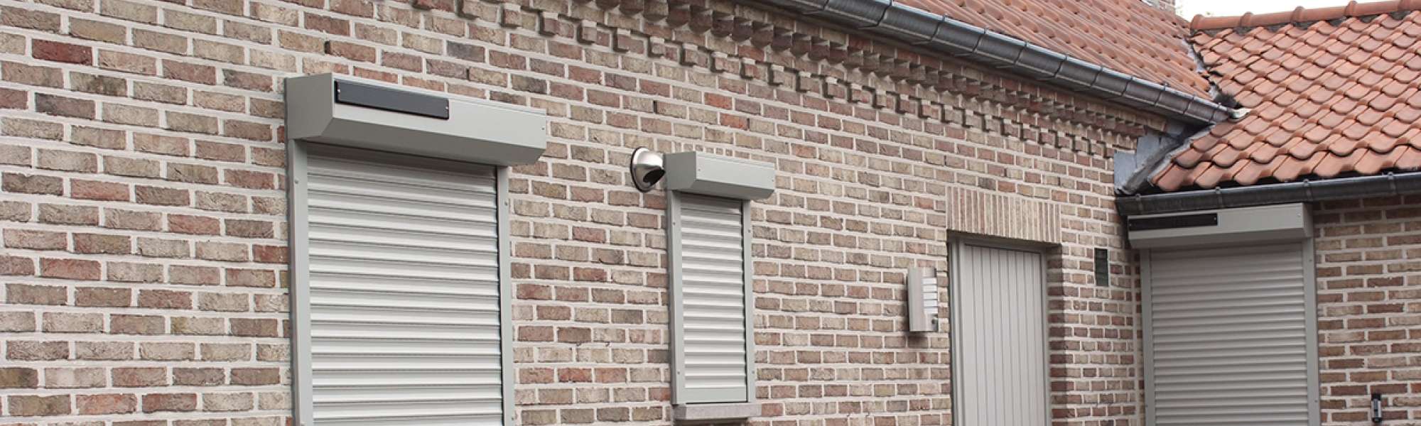 Rolluiken op zonne energie landelijke woning