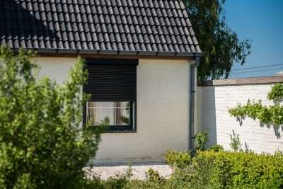 Zwarte rolluiken aan moderne woning